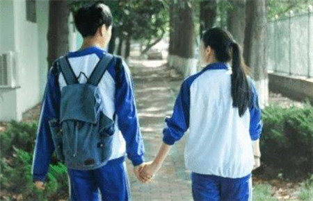 14岁男孩子早恋怎么引导