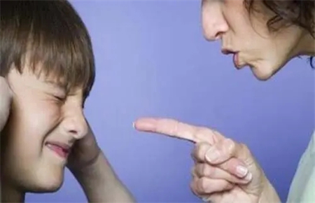 17岁的孩子叛逆不懂感恩,顶撞父母