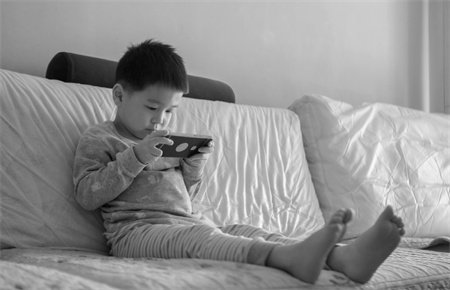 如何教育沉迷游戏的孩子