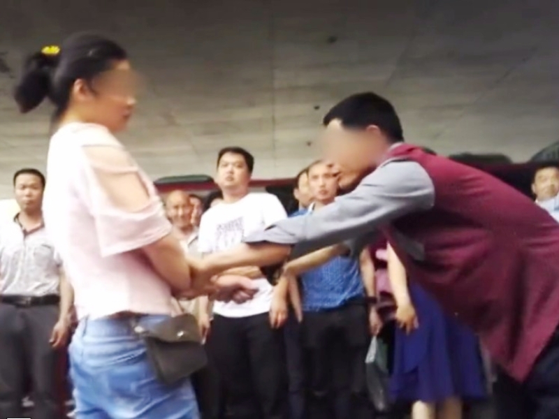 如何管教孩子叛逆,打骂父母