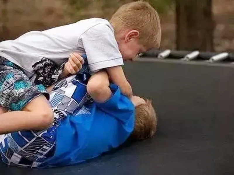 孩子打架斗殴,孩子爱动手打人