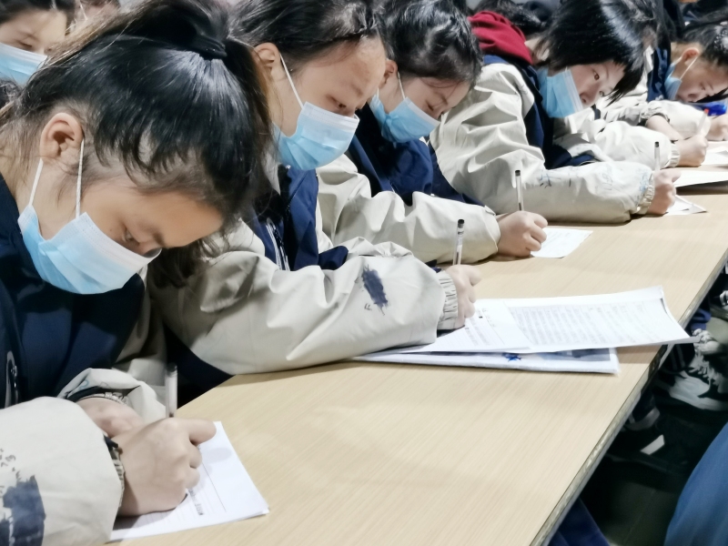 新起点青少年特训学校开展学员写家书活动