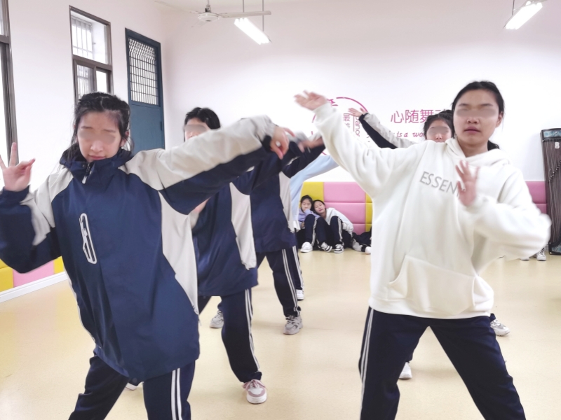 新起点教育专门学校紧张备战元旦汇演活动