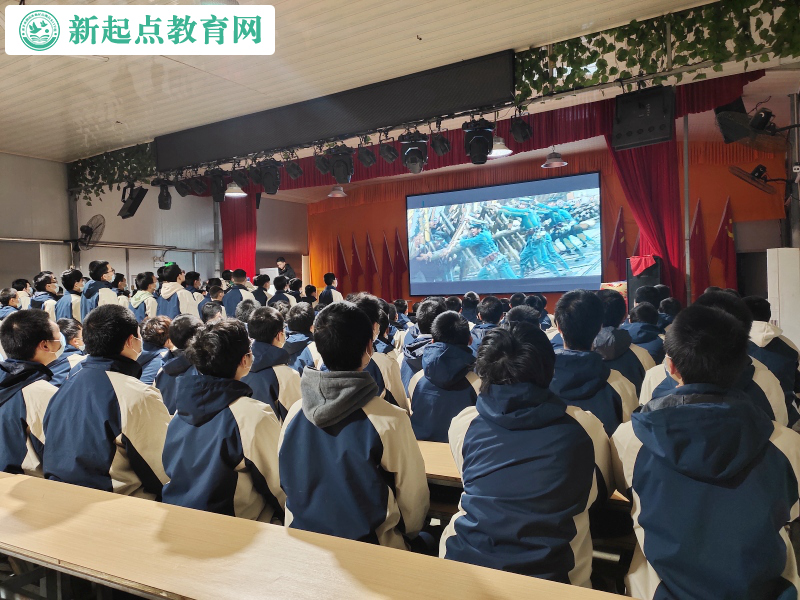 新起点青少年特训学校组织学生观看建军大业