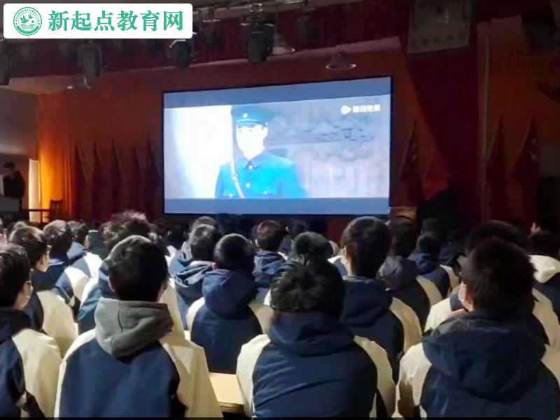 新起点青少年特训学校组织学生观看建军大业