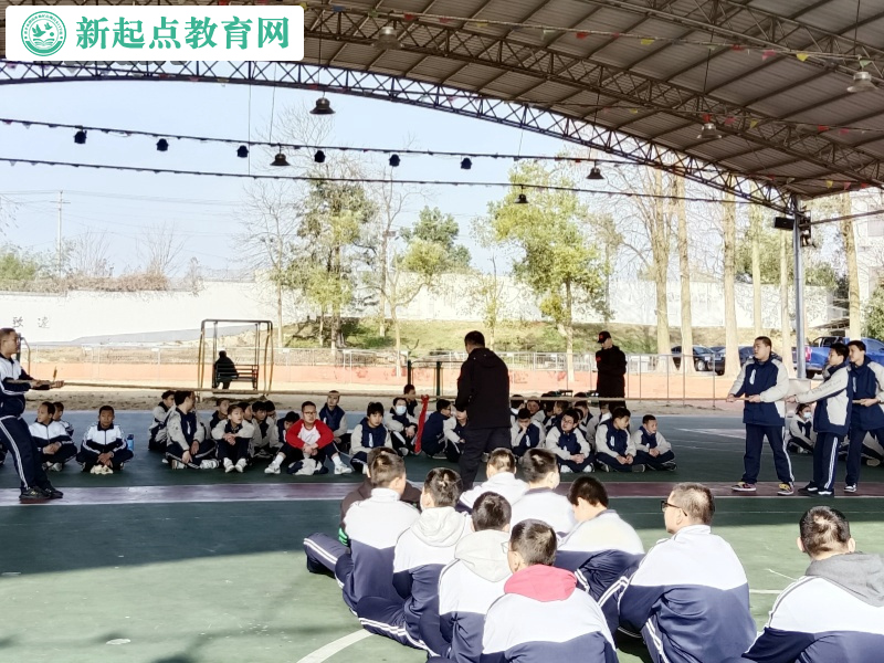新起点孩子叛逆学校组织一场振奋人心的拔河比赛