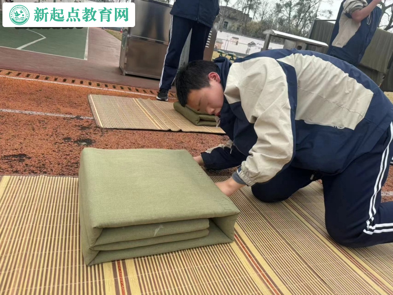 新起点叛逆孩子学校进行叠被训练