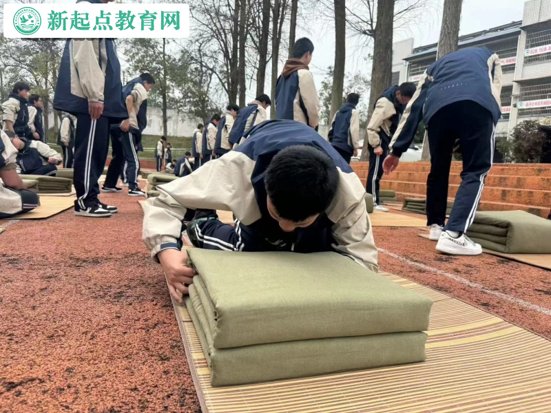 新起点叛逆孩子学校进行叠被训练
