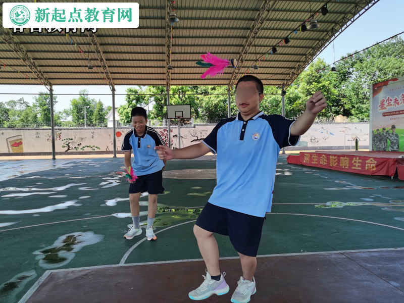 管教叛逆孩子学校组织学生们踢毽子活动