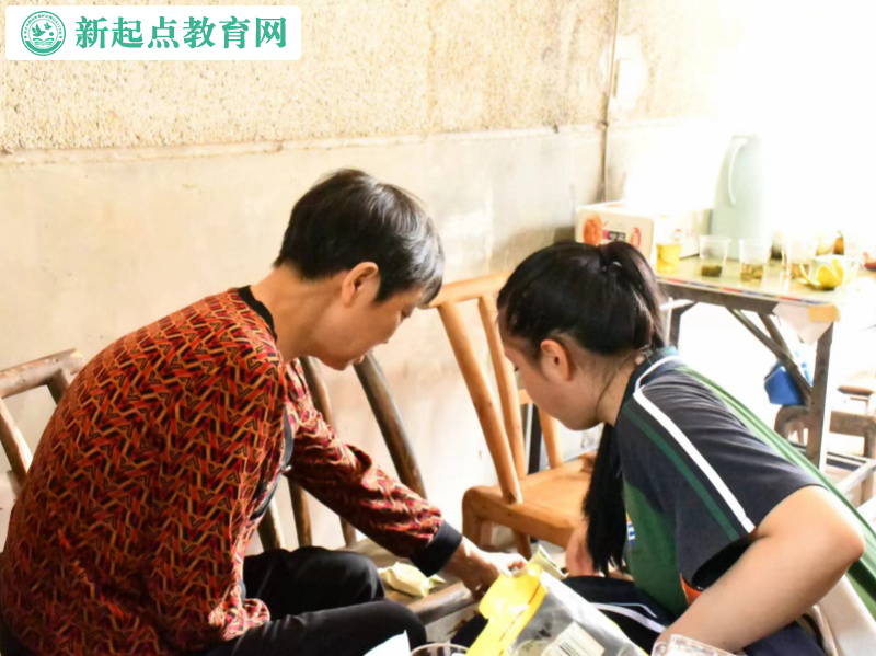 专管叛逆孩子的学校开展重阳节敬老活动