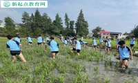 青少年叛逆改变学校组织抓鱼活动